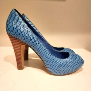 Nine West size 10 platform blue (faux) aligator heels